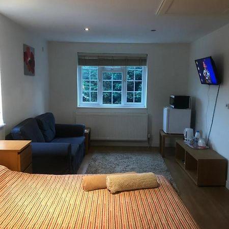 Large Private Room With En-Suite In The House For Professionals Staines-upon-Thames Buitenkant foto