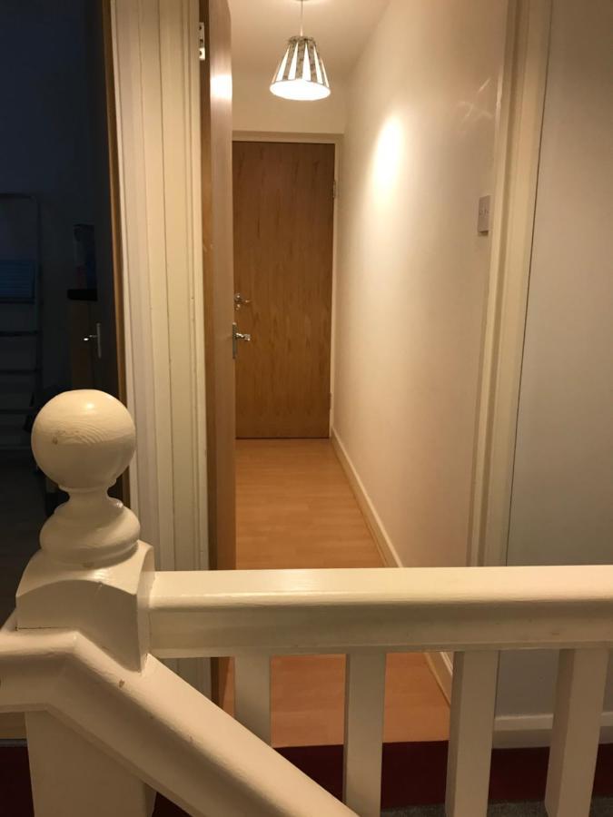 Large Private Room With En-Suite In The House For Professionals Staines-upon-Thames Buitenkant foto