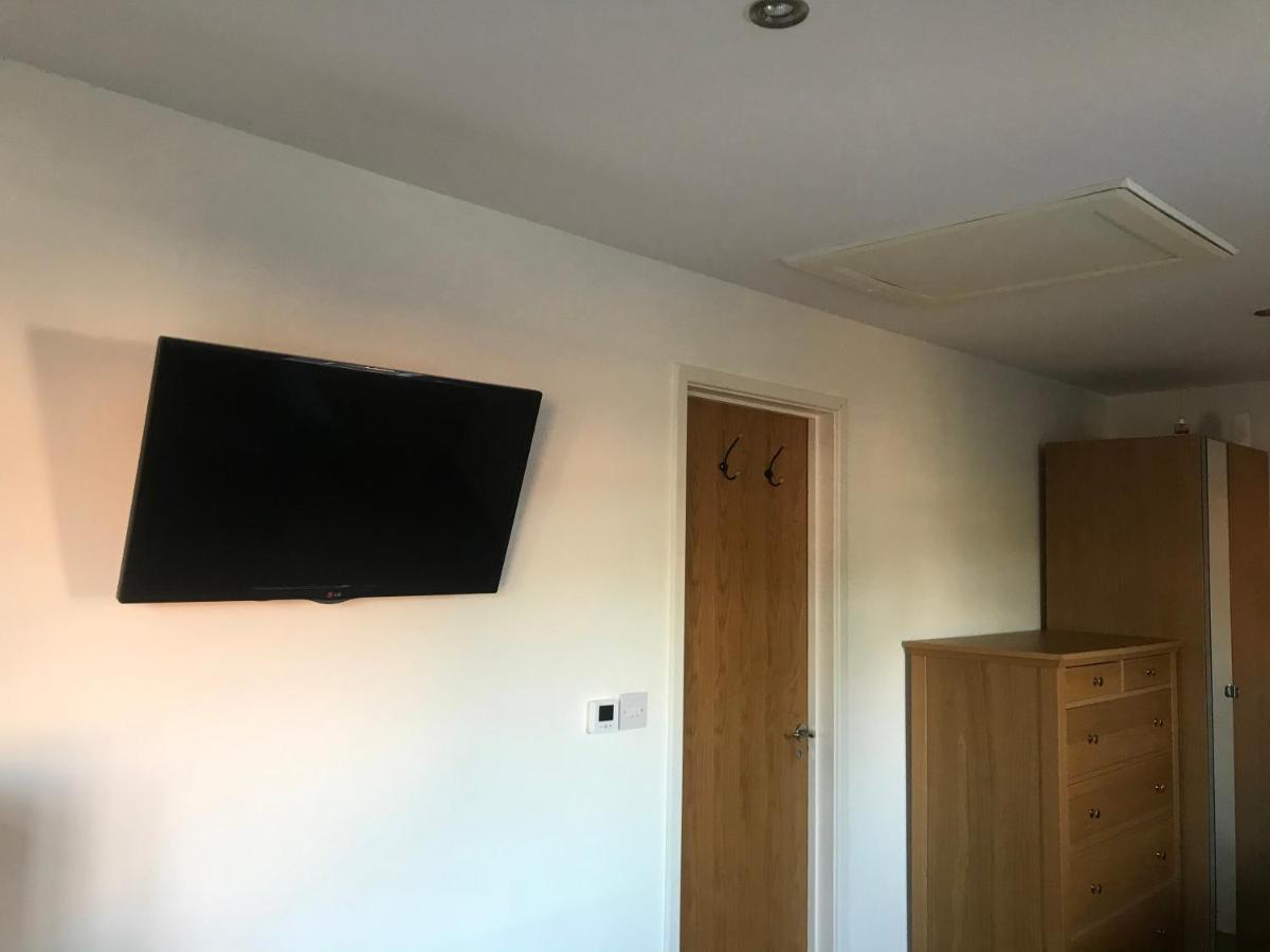 Large Private Room With En-Suite In The House For Professionals Staines-upon-Thames Buitenkant foto