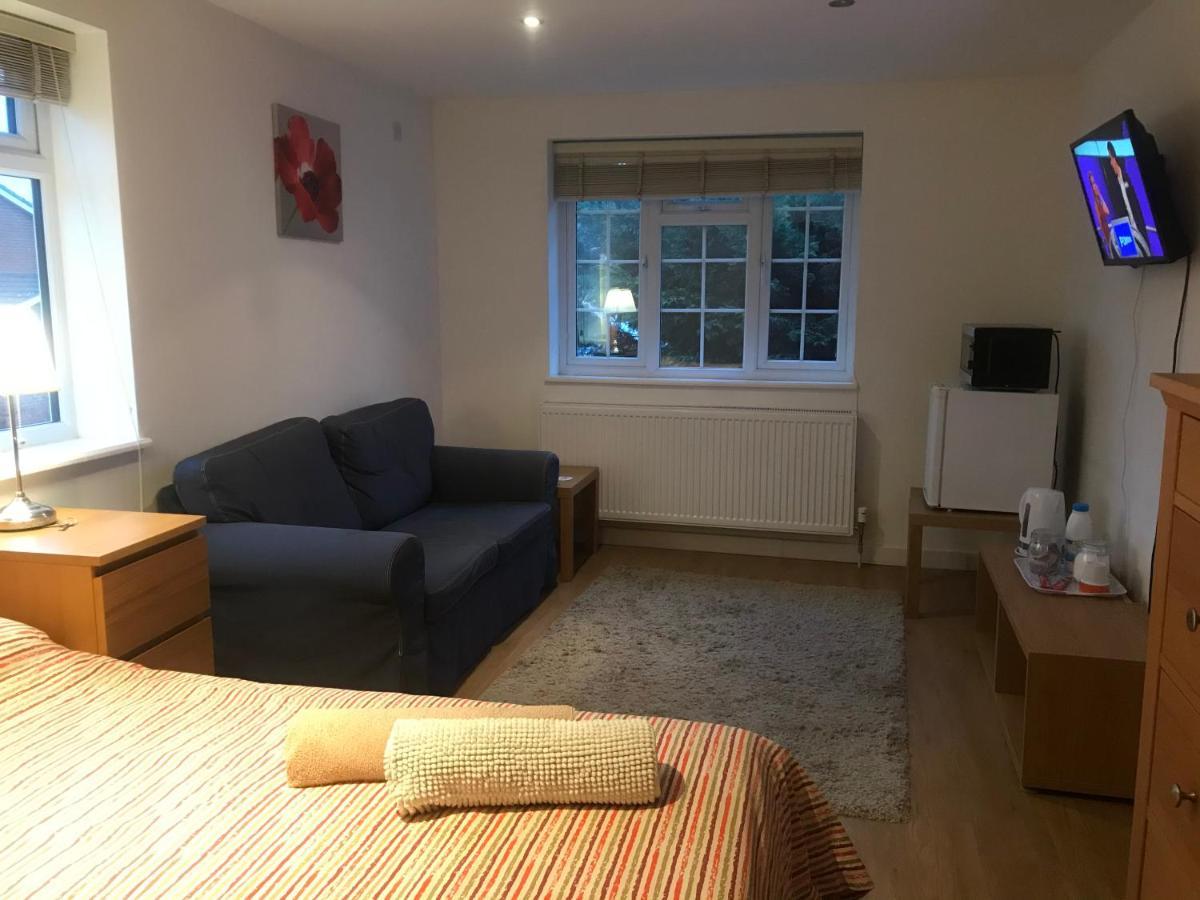 Large Private Room With En-Suite In The House For Professionals Staines-upon-Thames Buitenkant foto