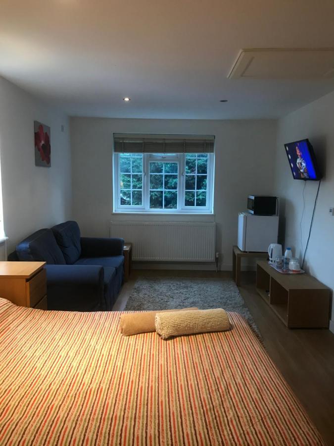 Large Private Room With En-Suite In The House For Professionals Staines-upon-Thames Buitenkant foto