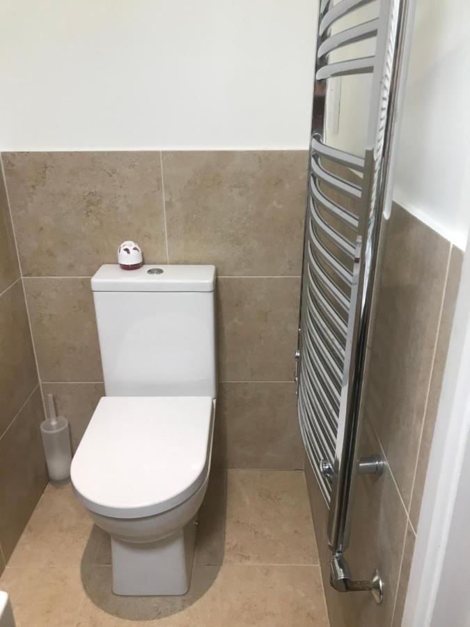 Large Private Room With En-Suite In The House For Professionals Staines-upon-Thames Buitenkant foto