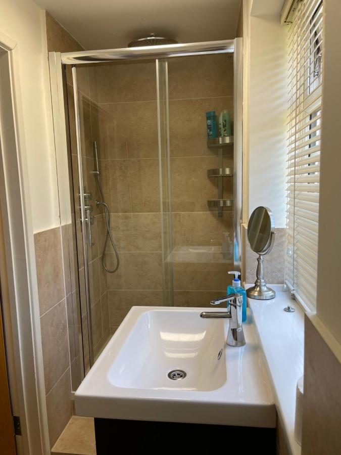 Large Private Room With En-Suite In The House For Professionals Staines-upon-Thames Buitenkant foto